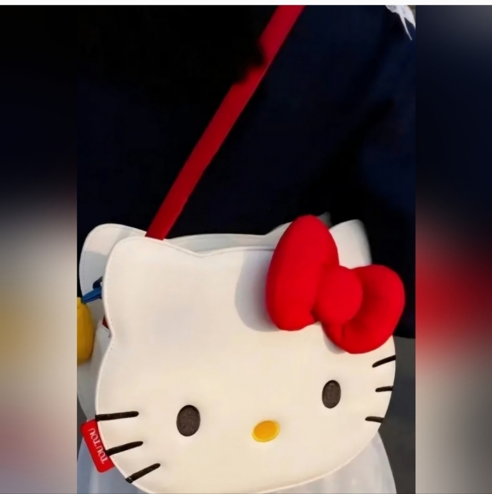 Hello Kitty White Crossbody Bag with Red Bow and Strap - Picture 4 of 9